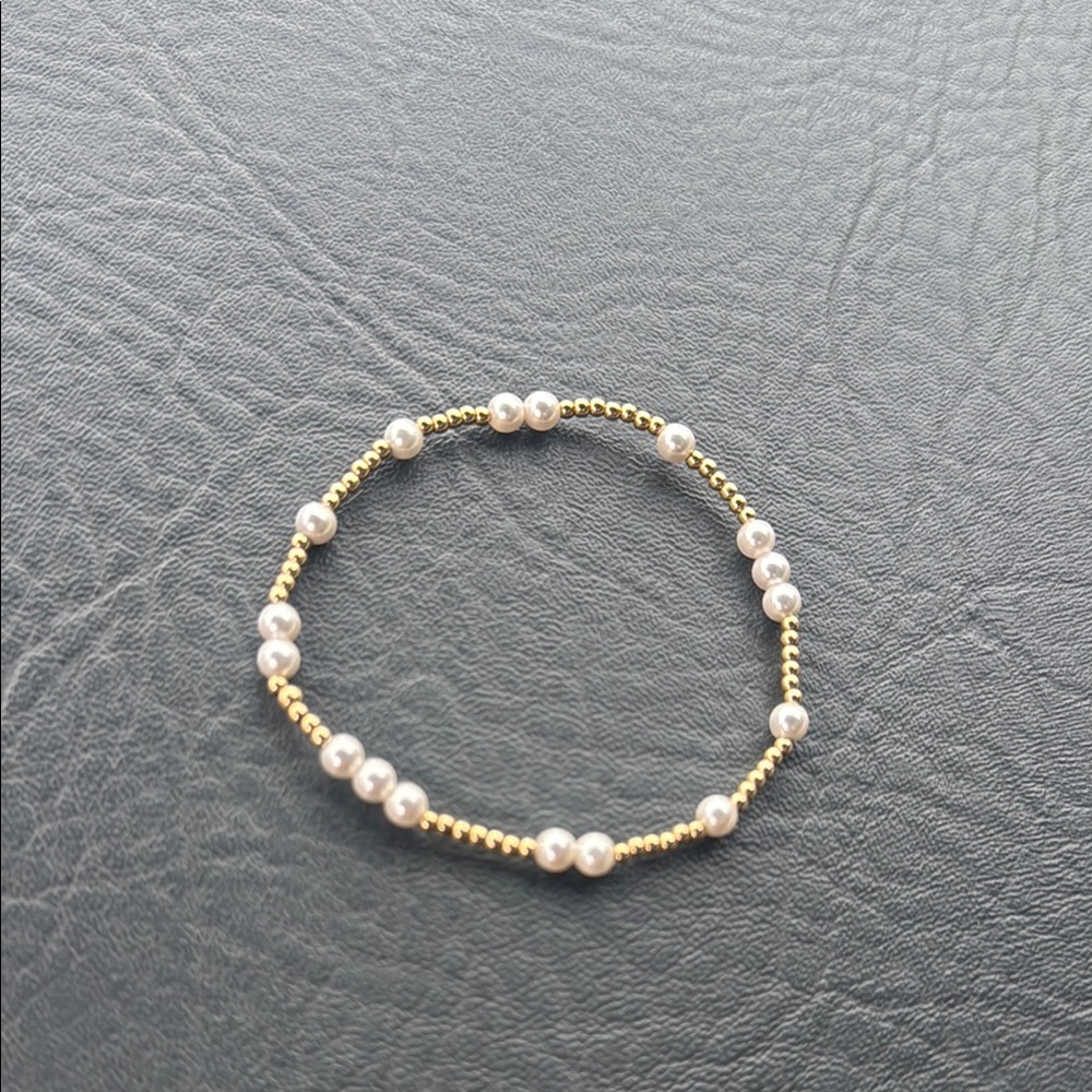 Elegant Gold and Pearl Bracelet